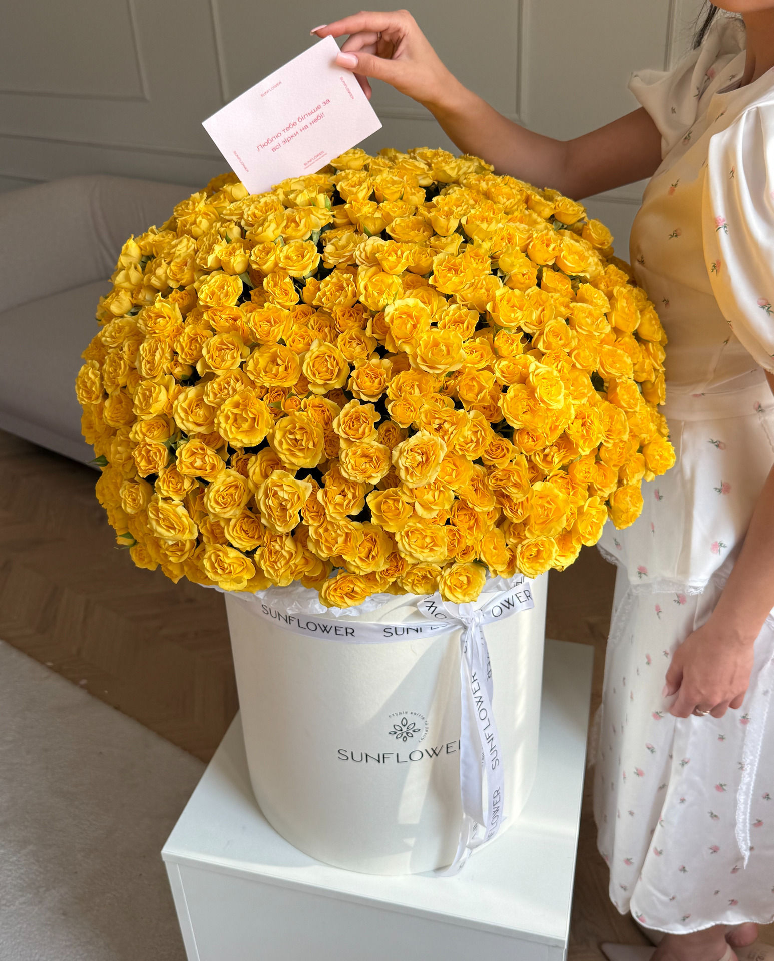 Жовті троянди Yellow Babe у коробці М - 151 шт