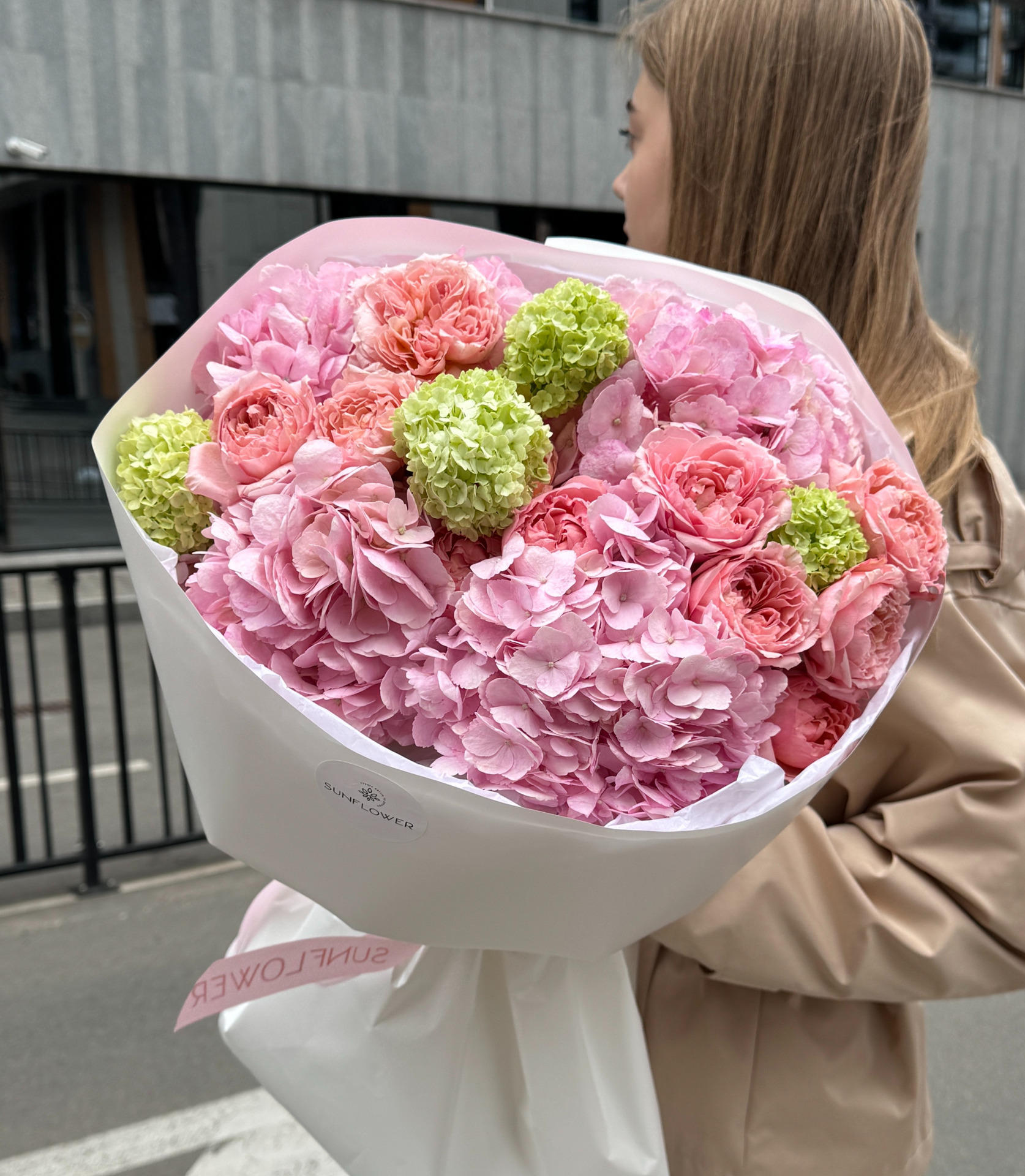 Bouquet S in peach-green tones