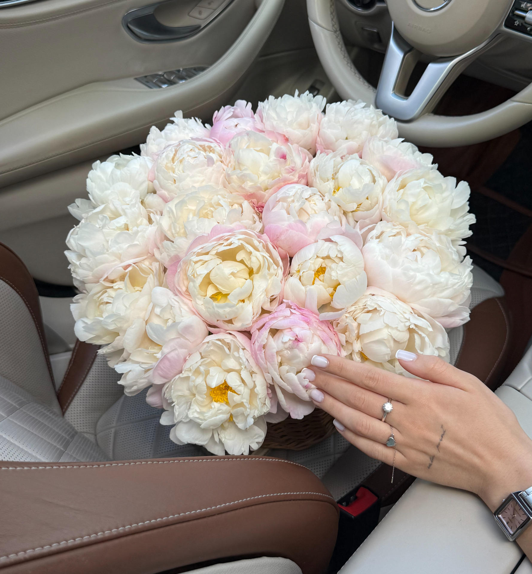 Композиція з півоній Gardenia 21 штука у кошику