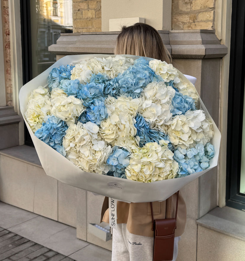 Bouquet L with a mix of hydrangeas of colors