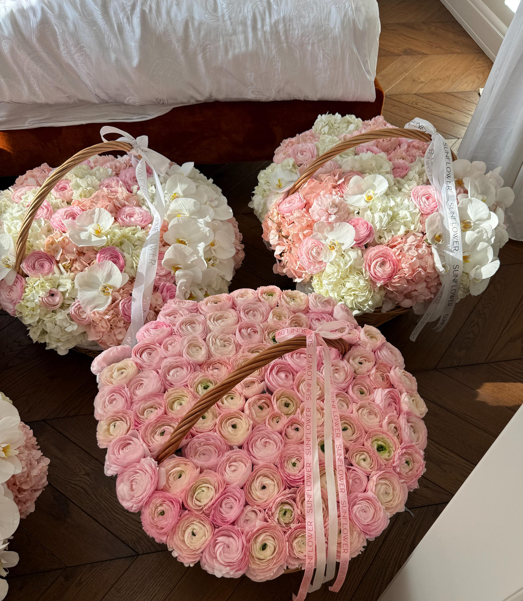 Basket S with mixed hydrangeas and ranunculus