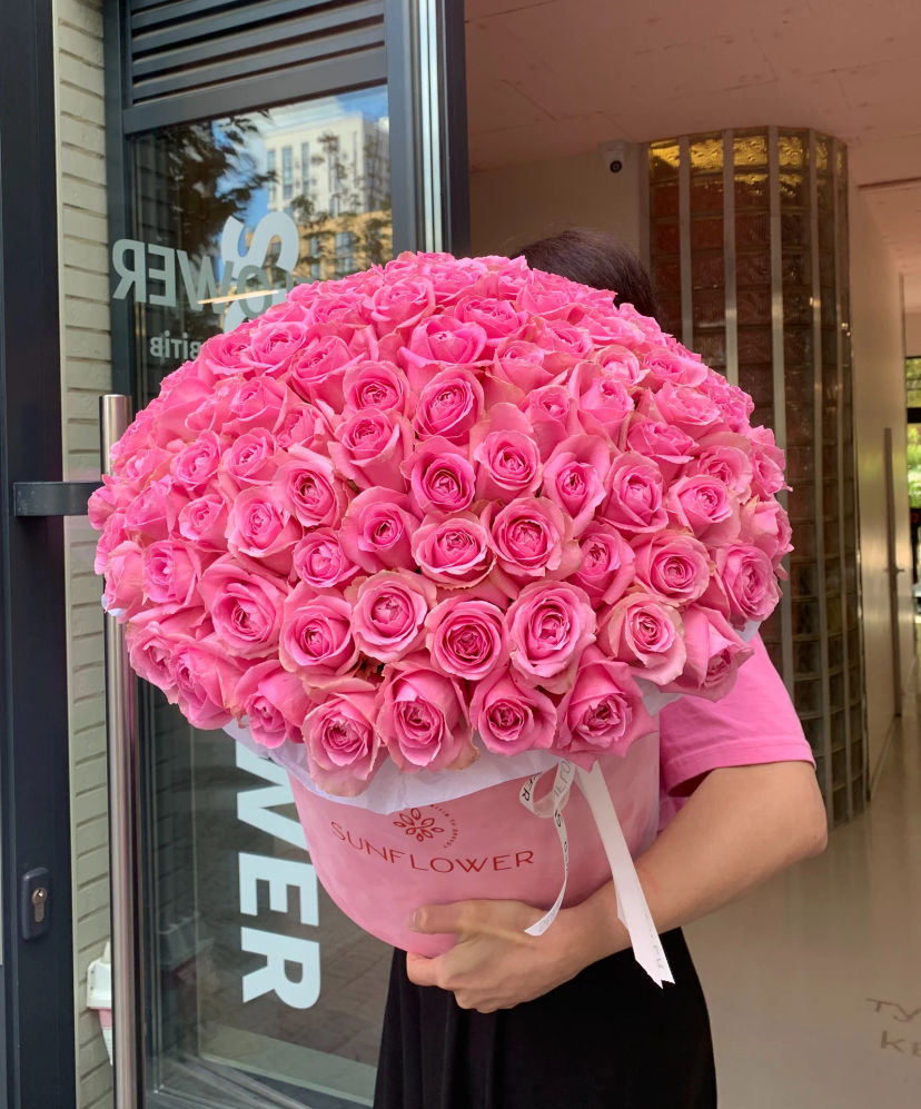121 Pink Wham Roses in a Size S Flower Box