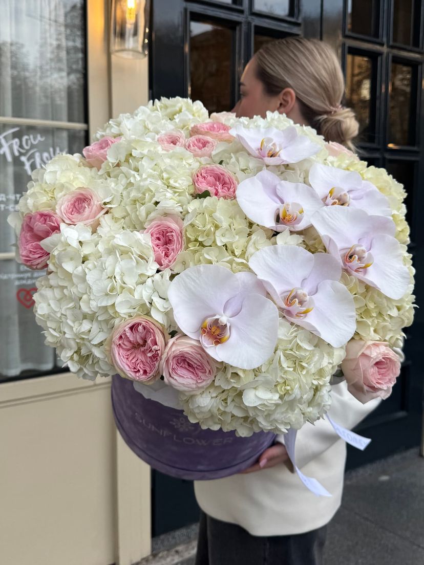 Composition S with white hydrangea, pink roses and white orchids, size S