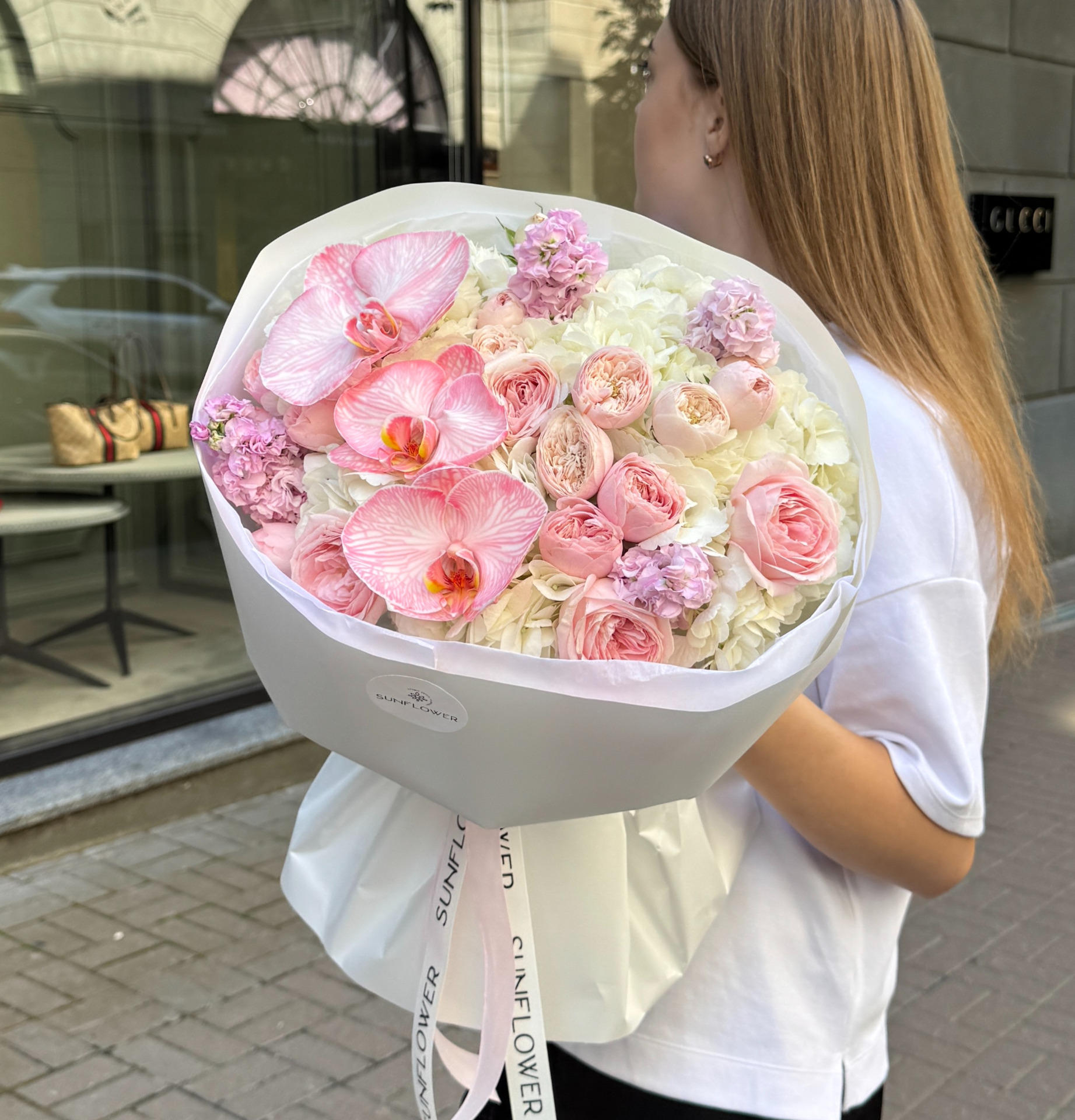 Букет з орхідеєю, трояндами та білою гортензією