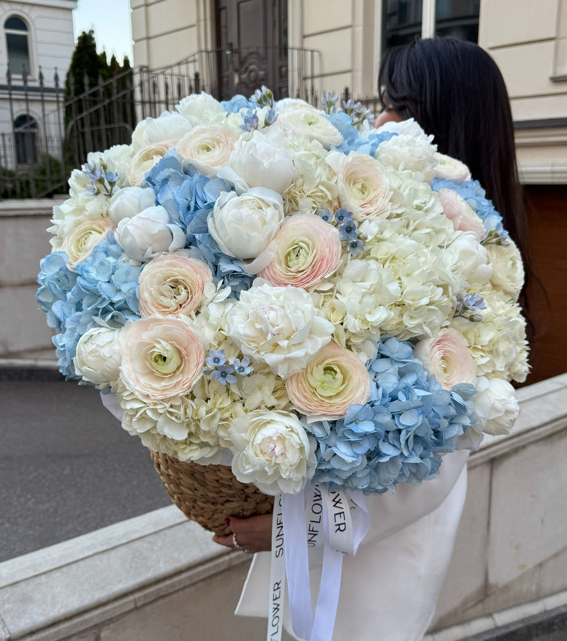 Basket M with white peonies and hydrangeas