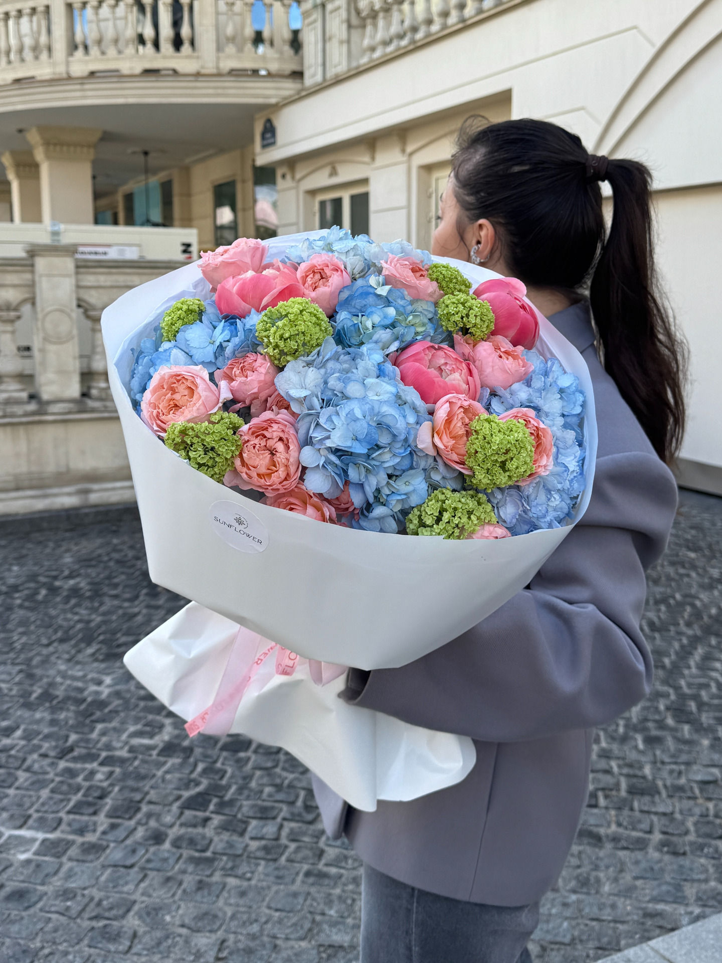 Bright bouquet size S in a blue-peach palette