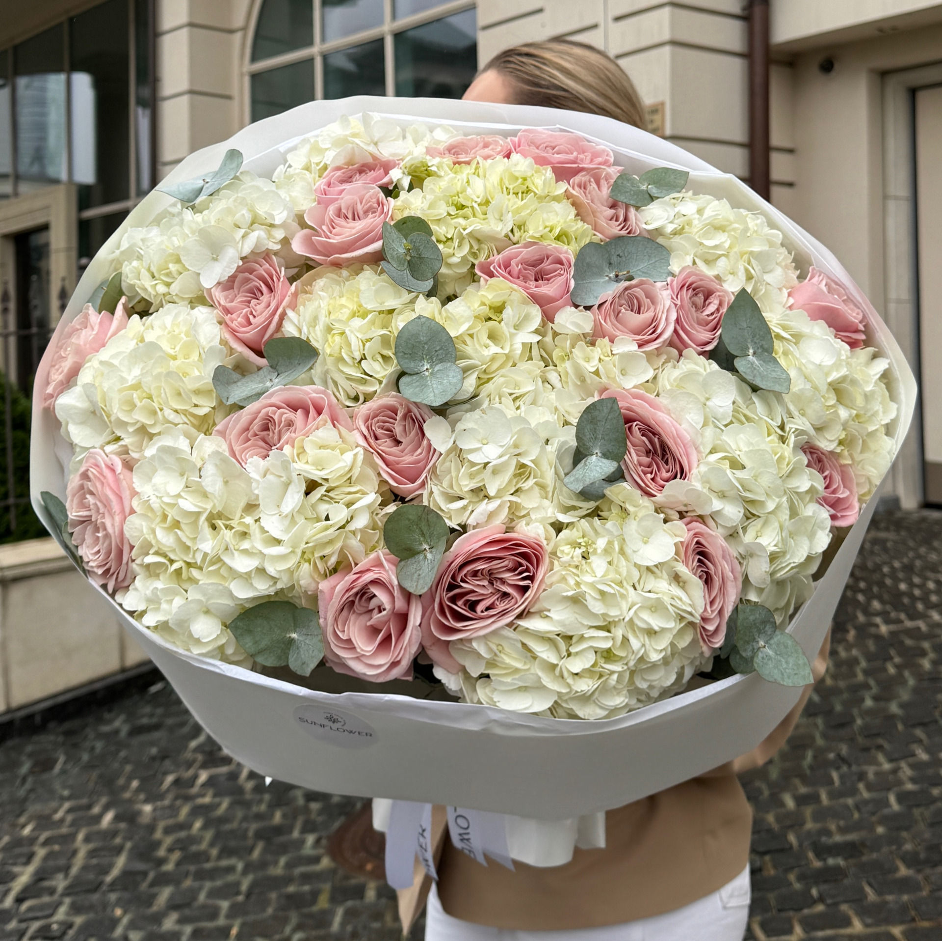 Bouquet L in white and pastel shades
