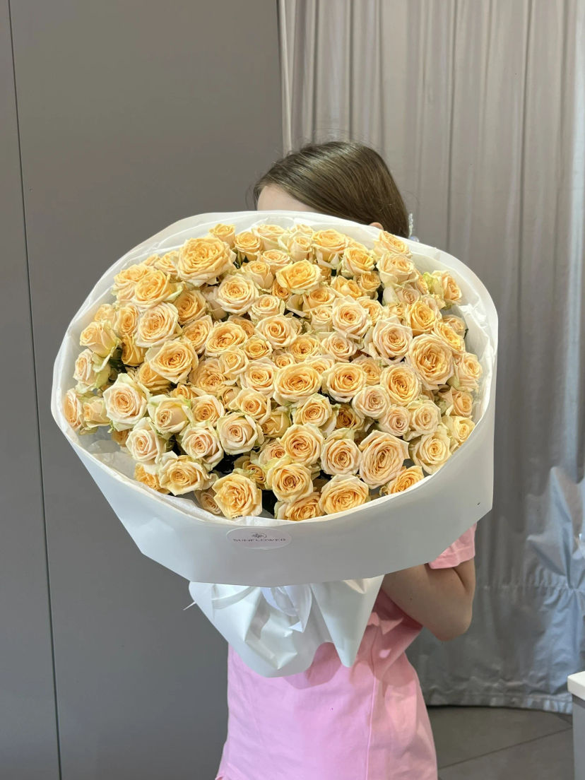 A mono boquet of bush roses "Trinity"