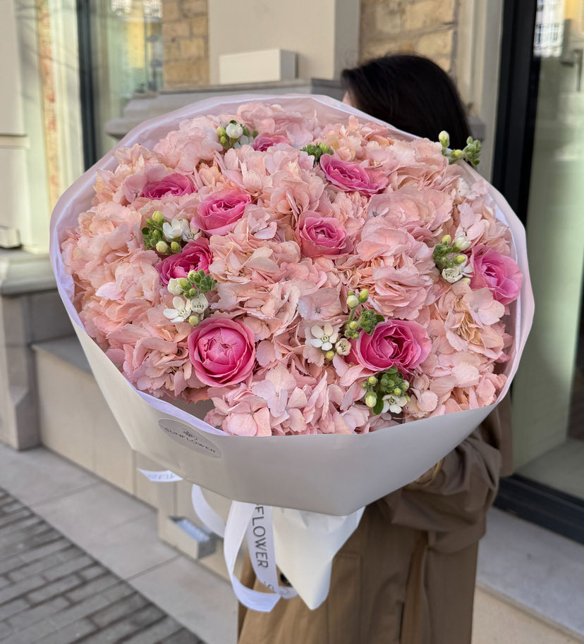 Bouquet M with pink hydrangeas and white occipital
