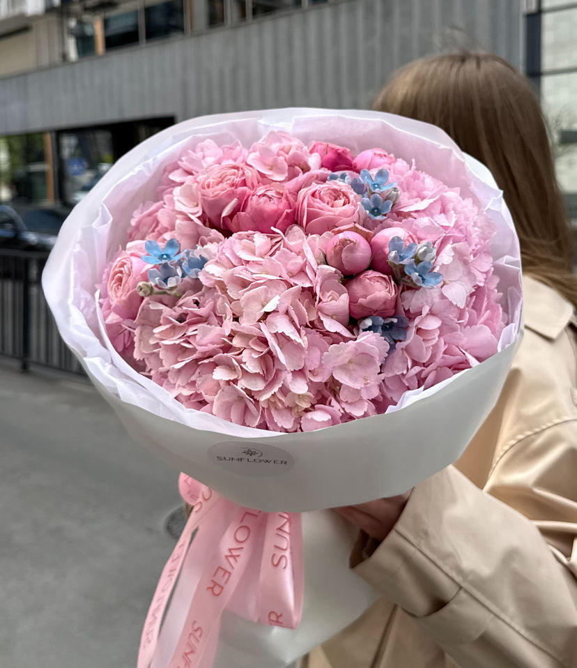 Bouquet S with pink hydrangeas and occipitals