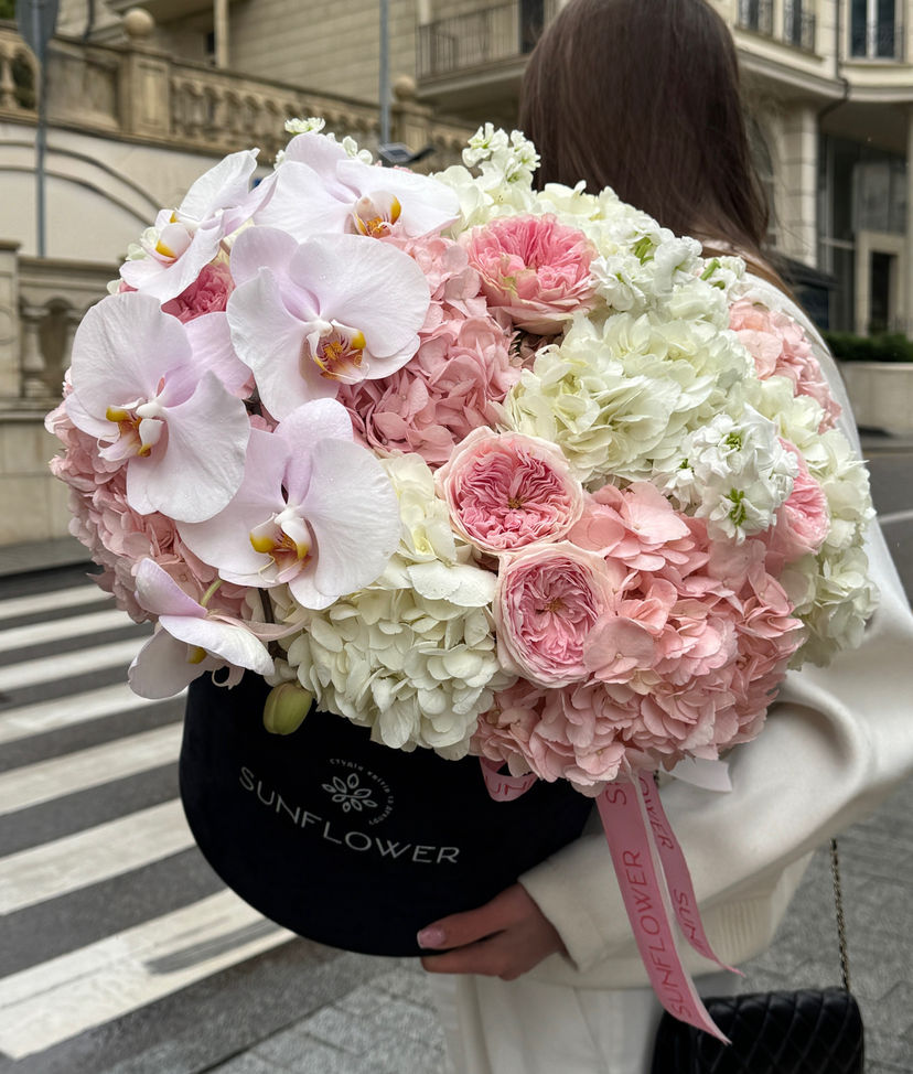 Box S with mixed hydrangeas and orchid
