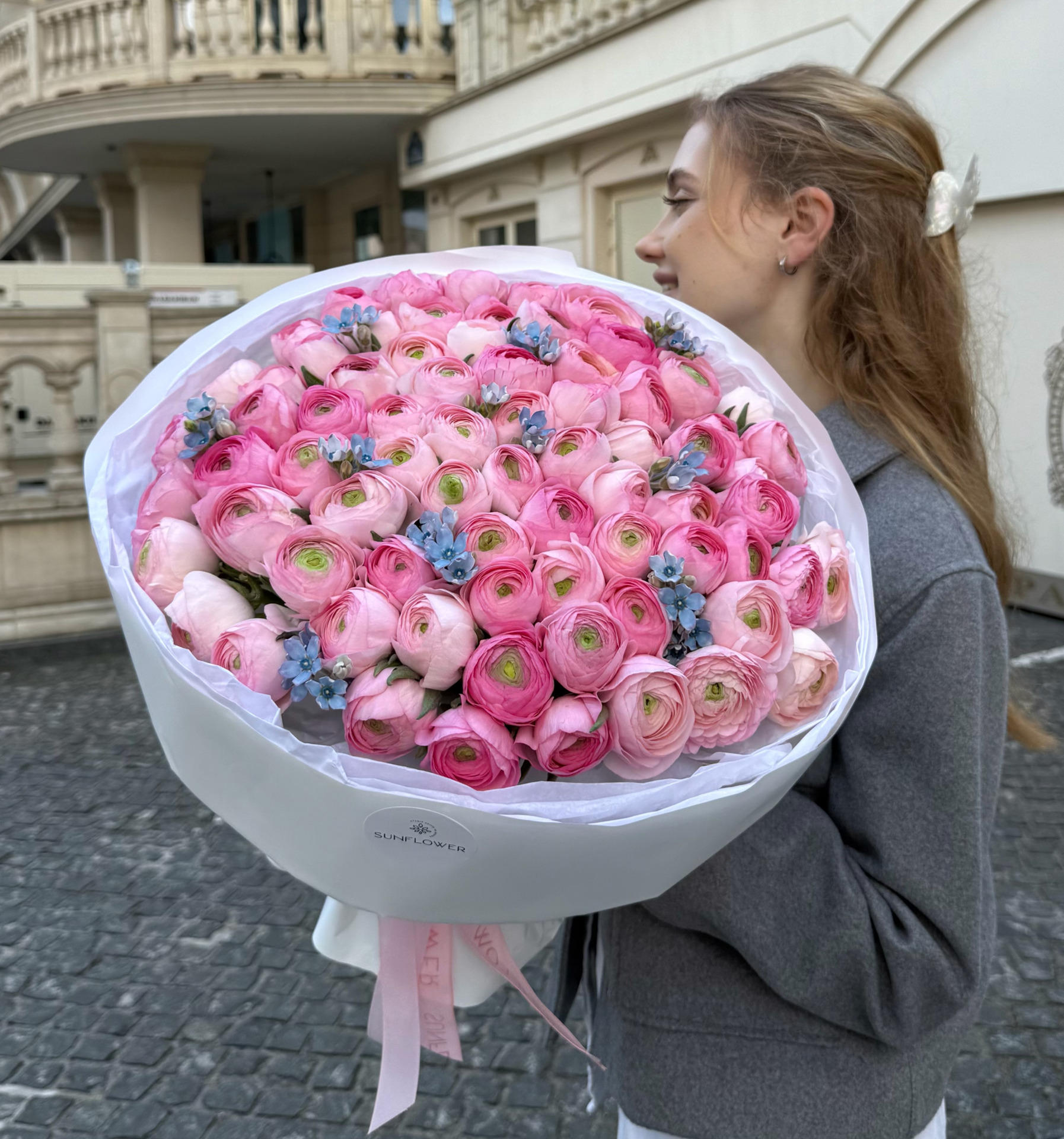 Букет M з ранункулюсами Li Pink та оксіпеталумом