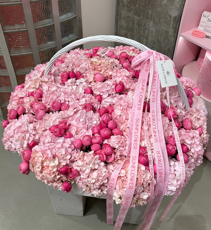 XL basket with pink hydrangeas and bush roses