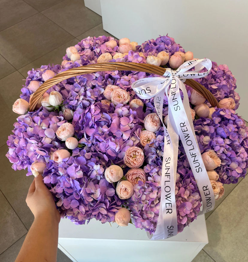 Basket with purple hydrangea and rose "Mansfield"