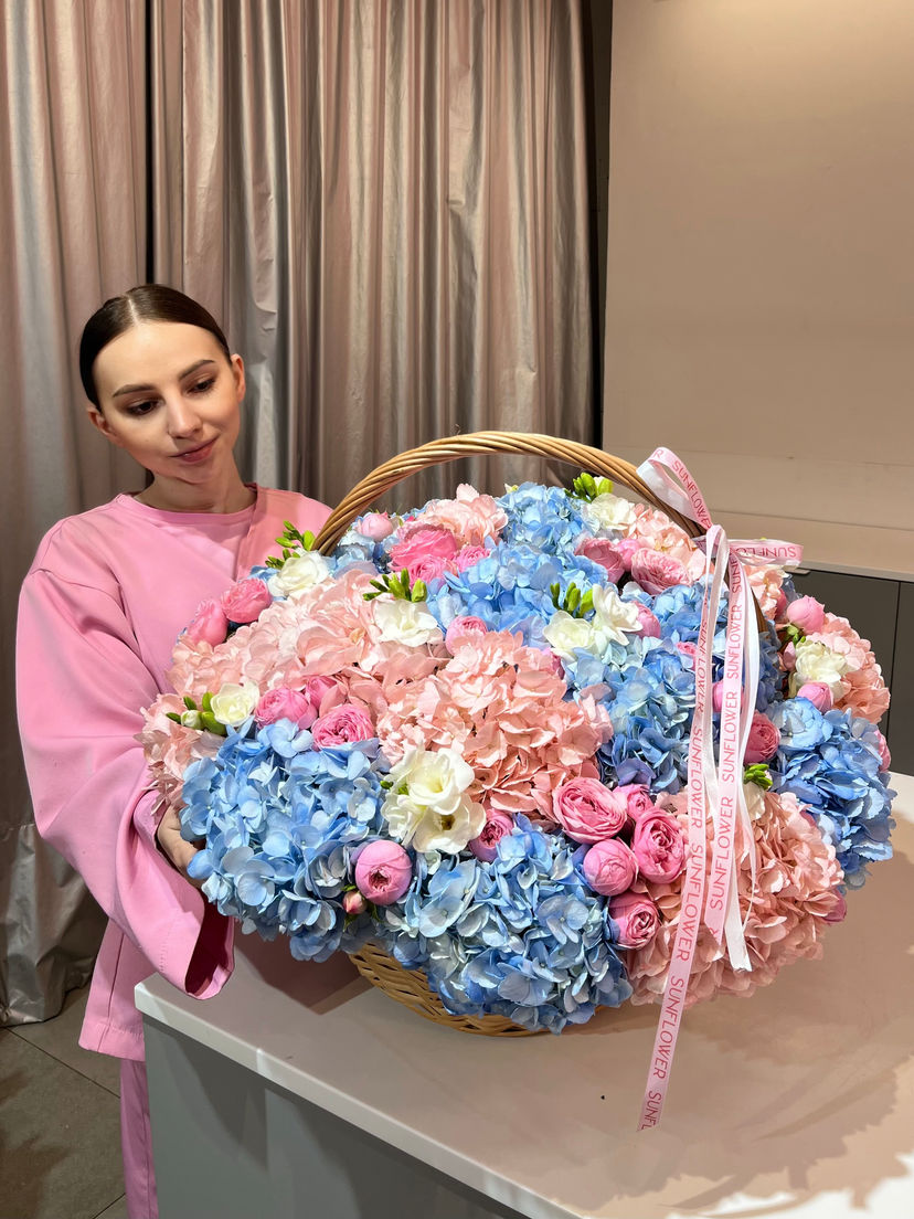 Basket S with mixed hydrangeas and freesia