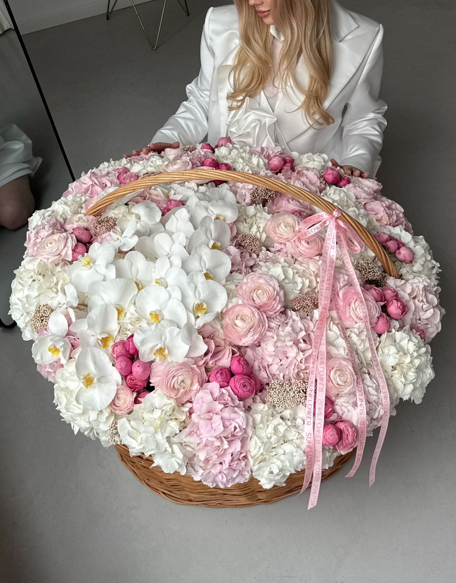 XL basket with a mix of hydrangeas, bush roses, ranunculus and orchid