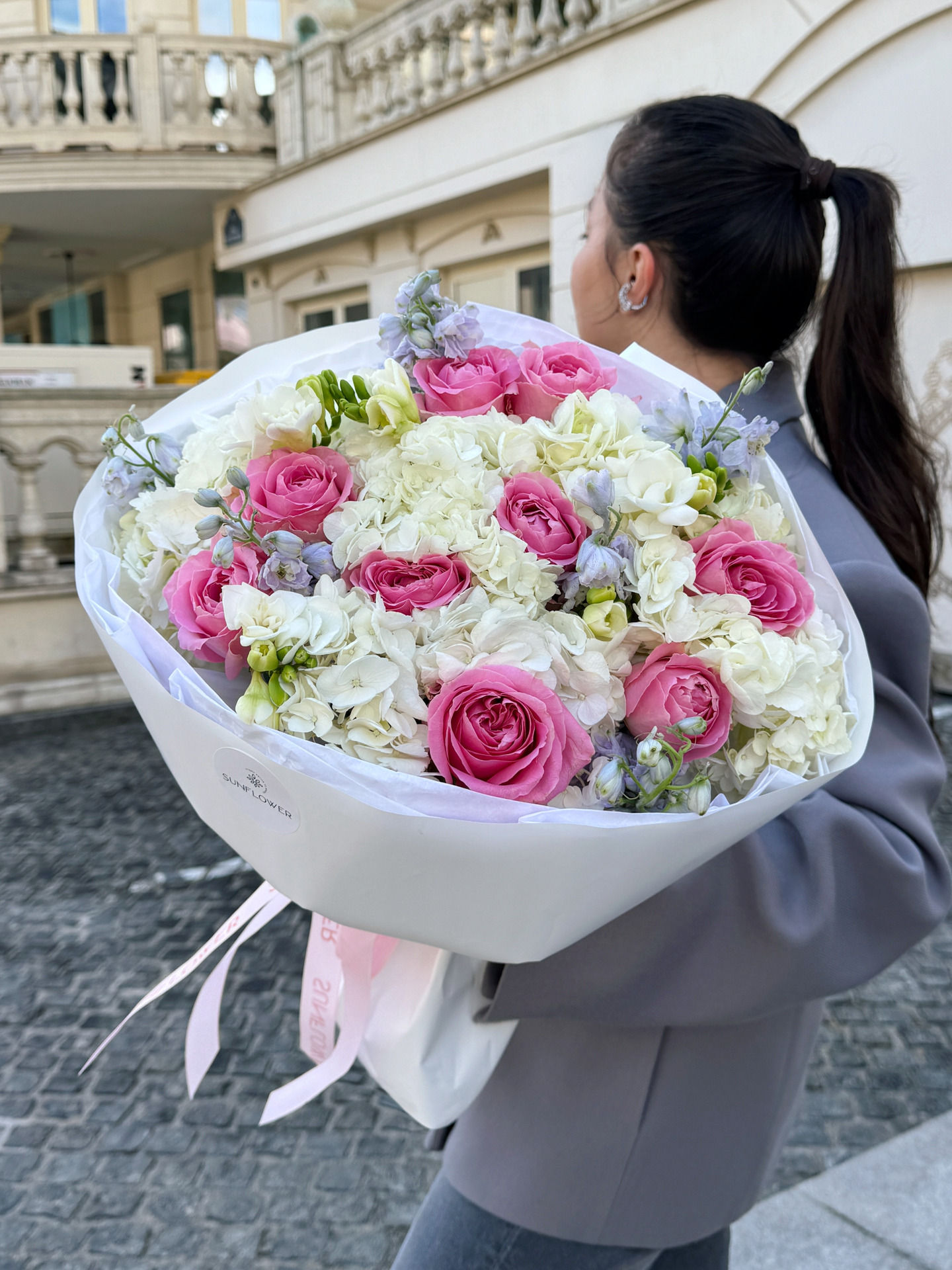 Delicate bouquet S with roses and delphinium