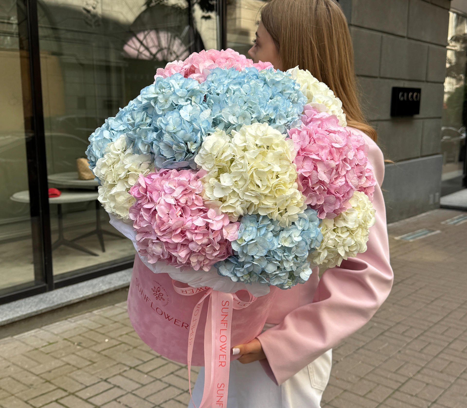 Pastel-toned hydrangea arrangement – ​​15 stems