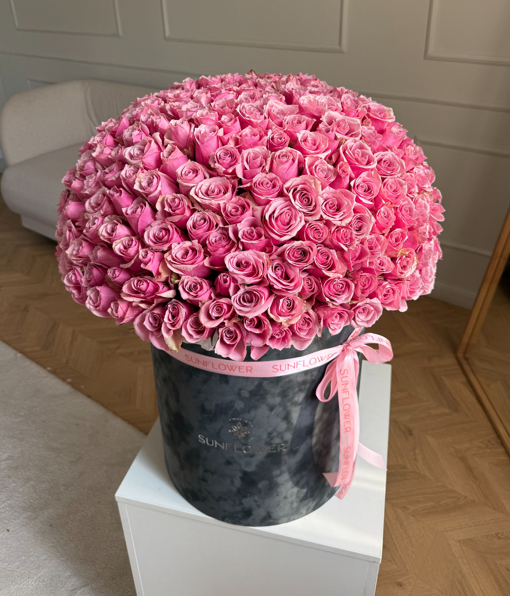 Athena Royale pink roses in a size M box – 351 pcs.