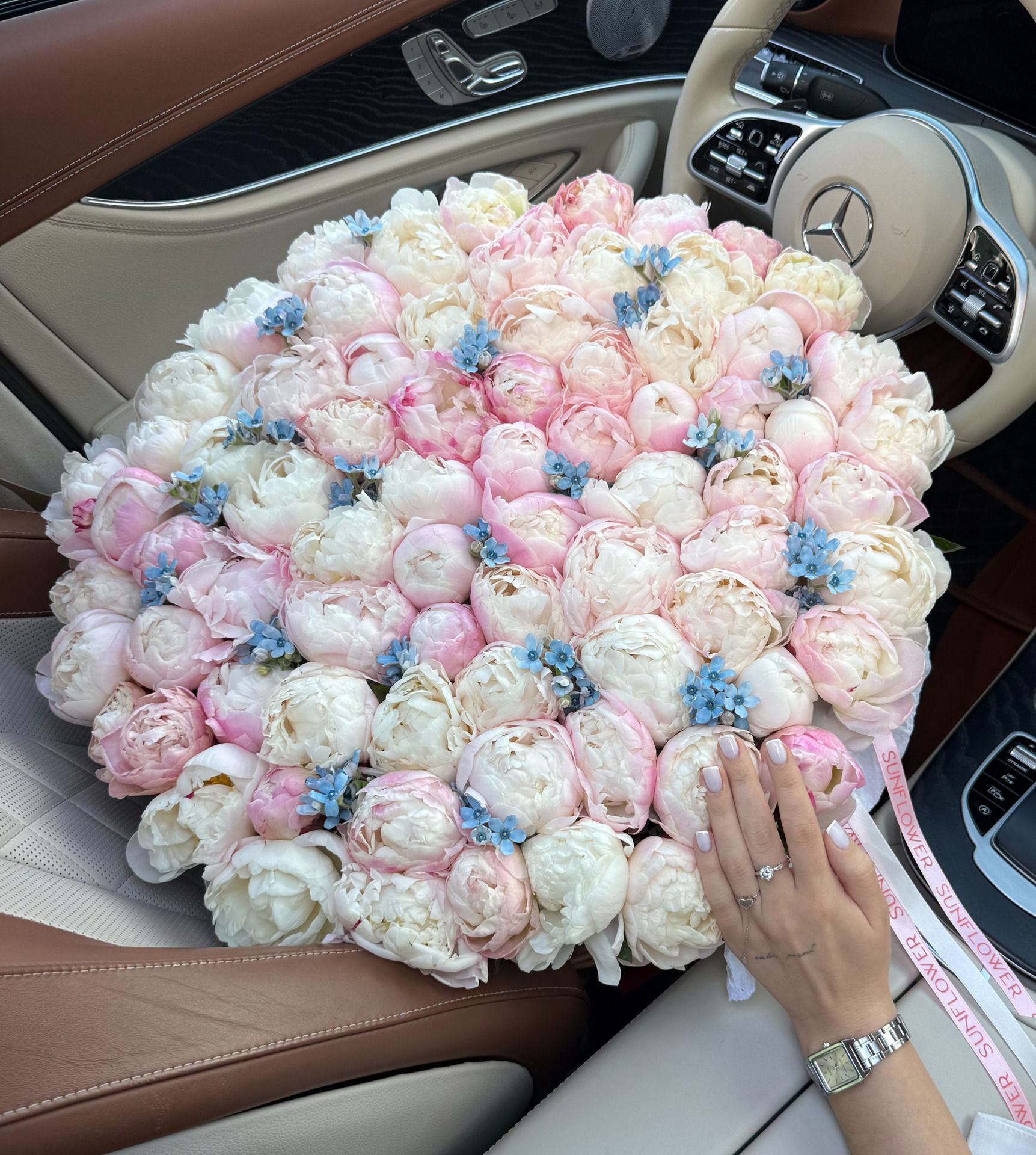 Композиція з 75 півоній Gardenia у кошику