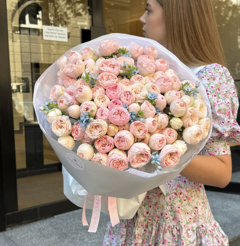 Bouquet of 25 Mansfield Park Roses with Oxypetalum