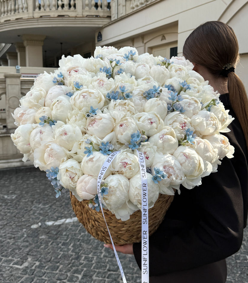 Basket M with white peonies and occipital