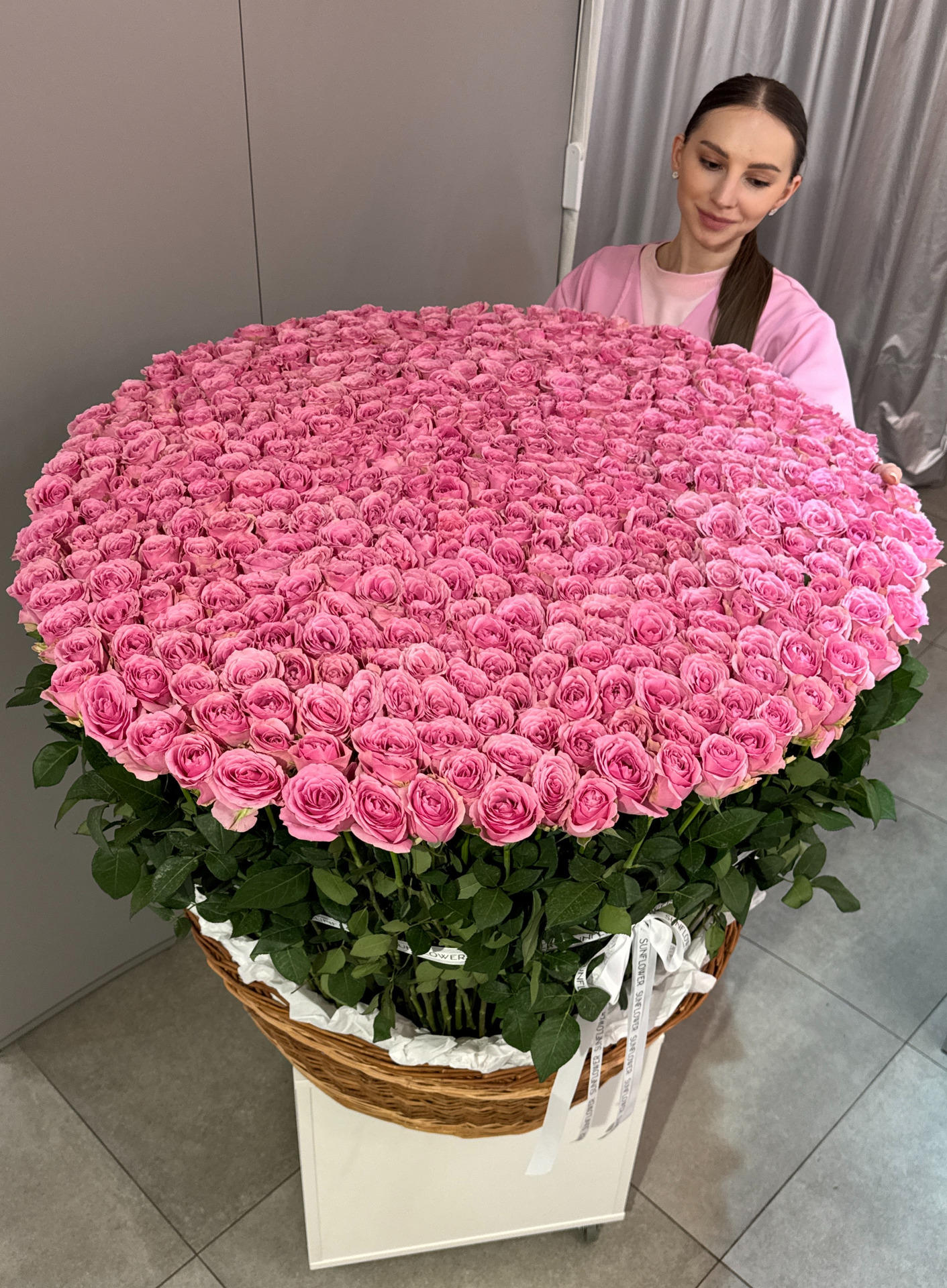 Basket of roses Wham (70 cm)