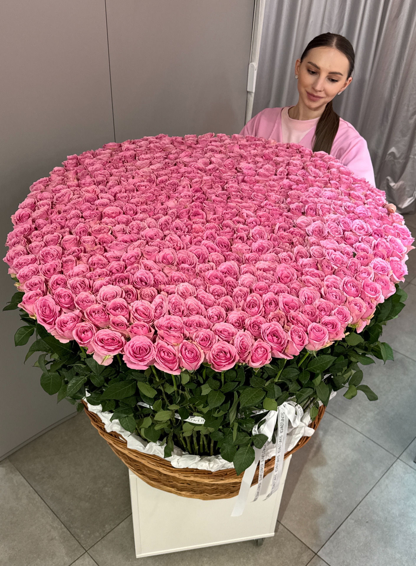 Basket of roses Wham (70 cm)