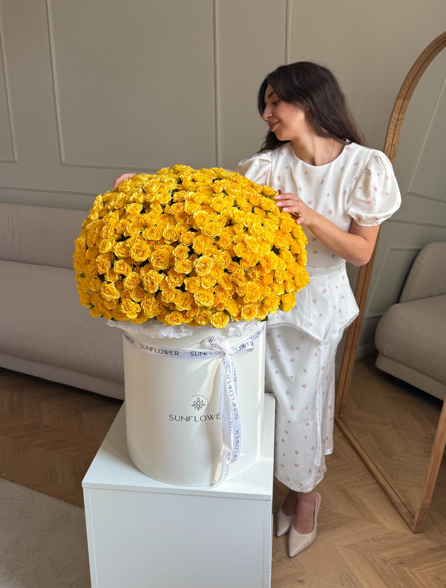 151 Yellow Babe roses in a size M box