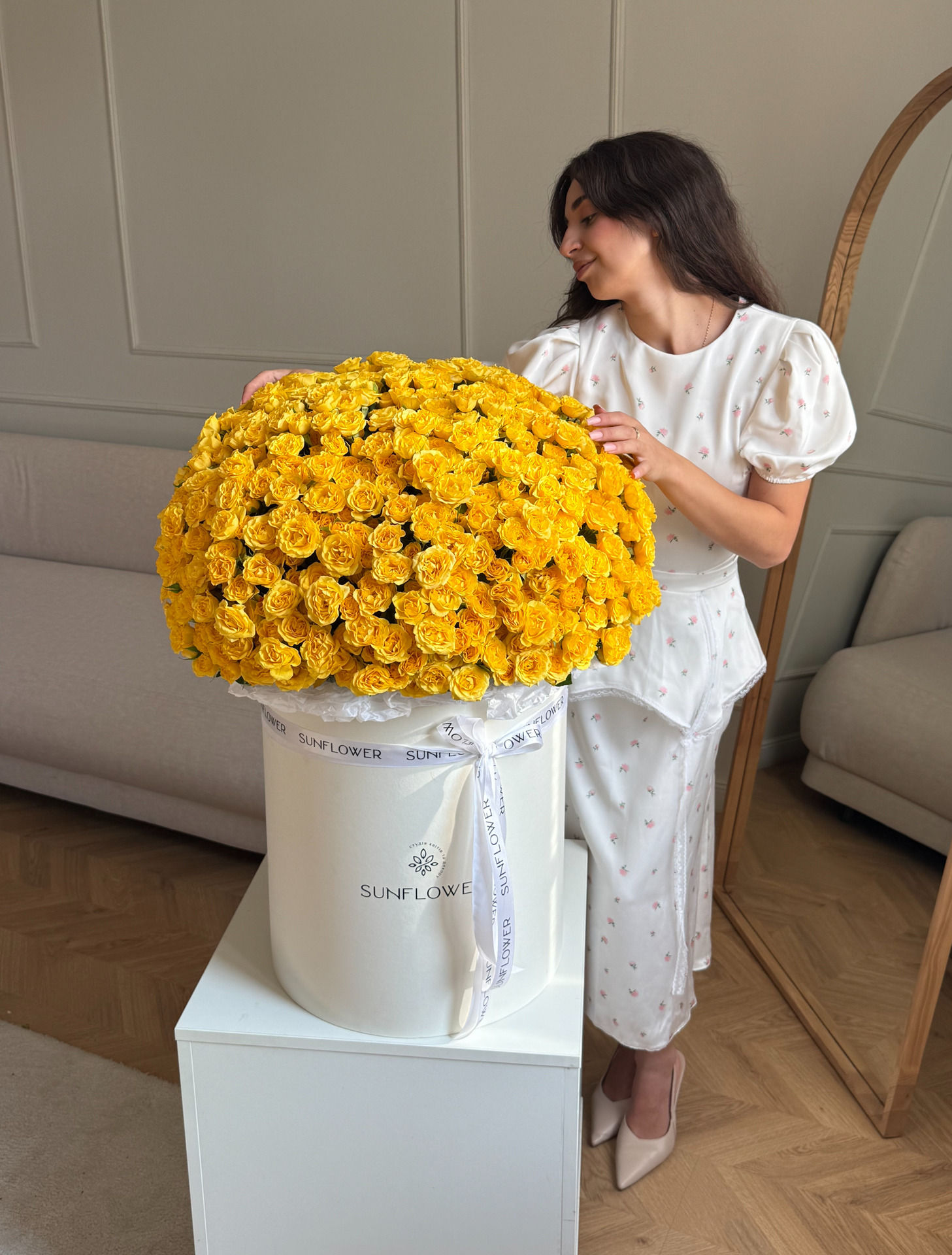 Жовті троянди Yellow Babe у коробці М - 151 шт