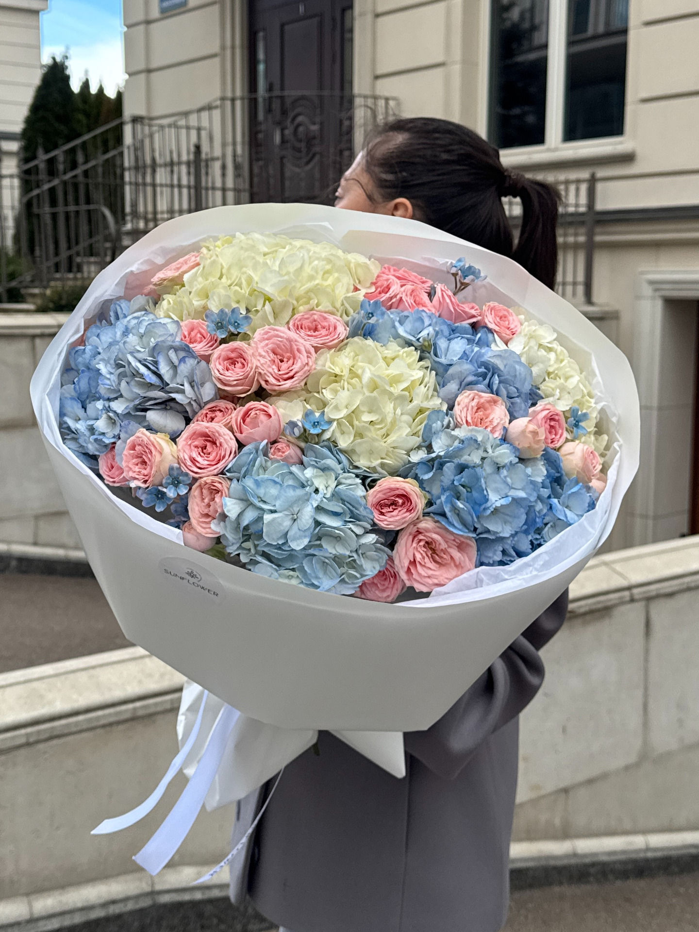 Delicate bouquet S with a mix of hydrangeas and a pink rose
