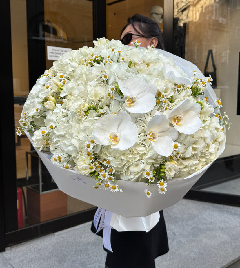 Bouquet M of tansy and white hydrangeas