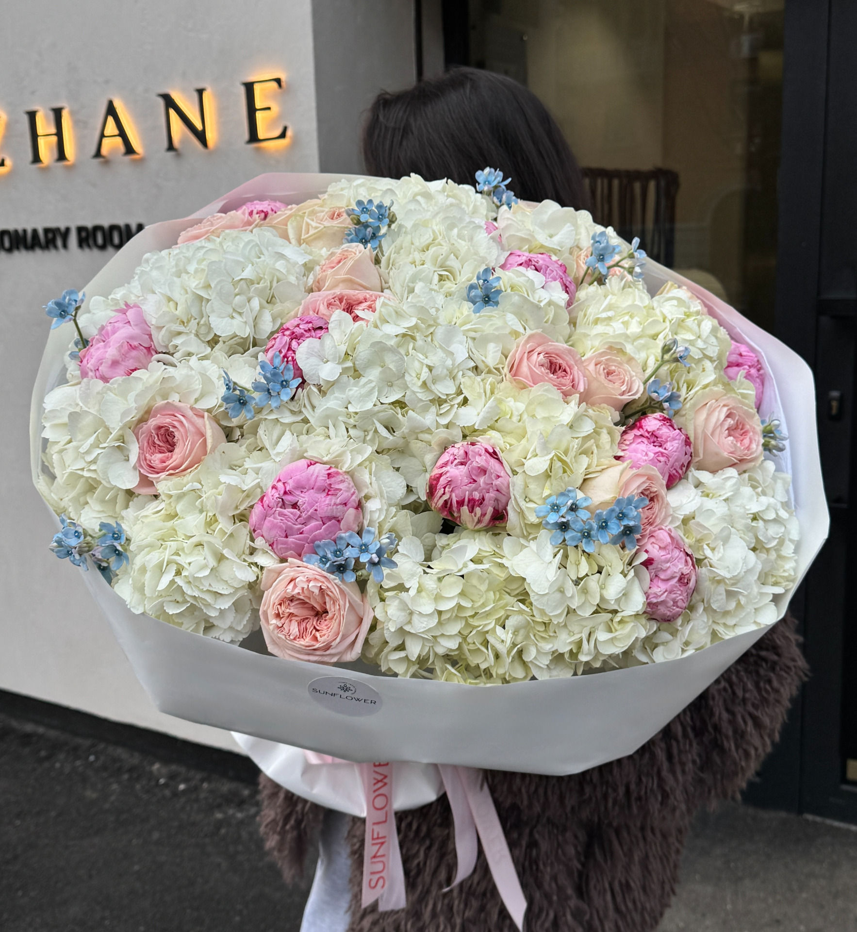 Bouquet L with peonies and roses