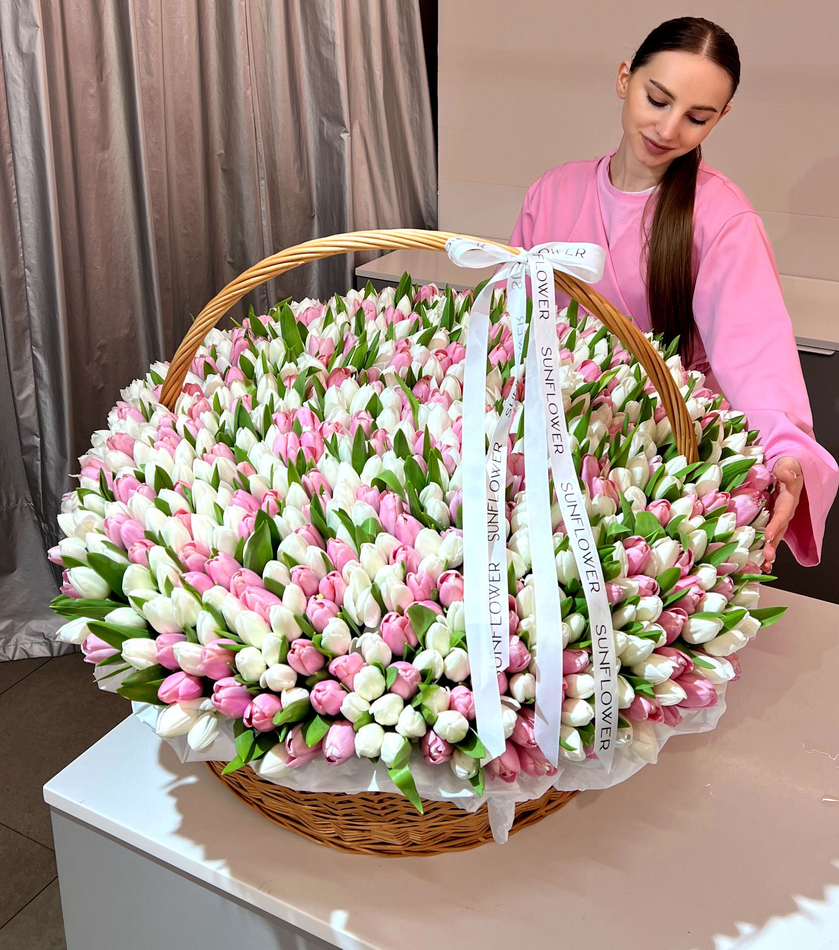 Кошик XL з мікс білих та рожевих тюльпанів