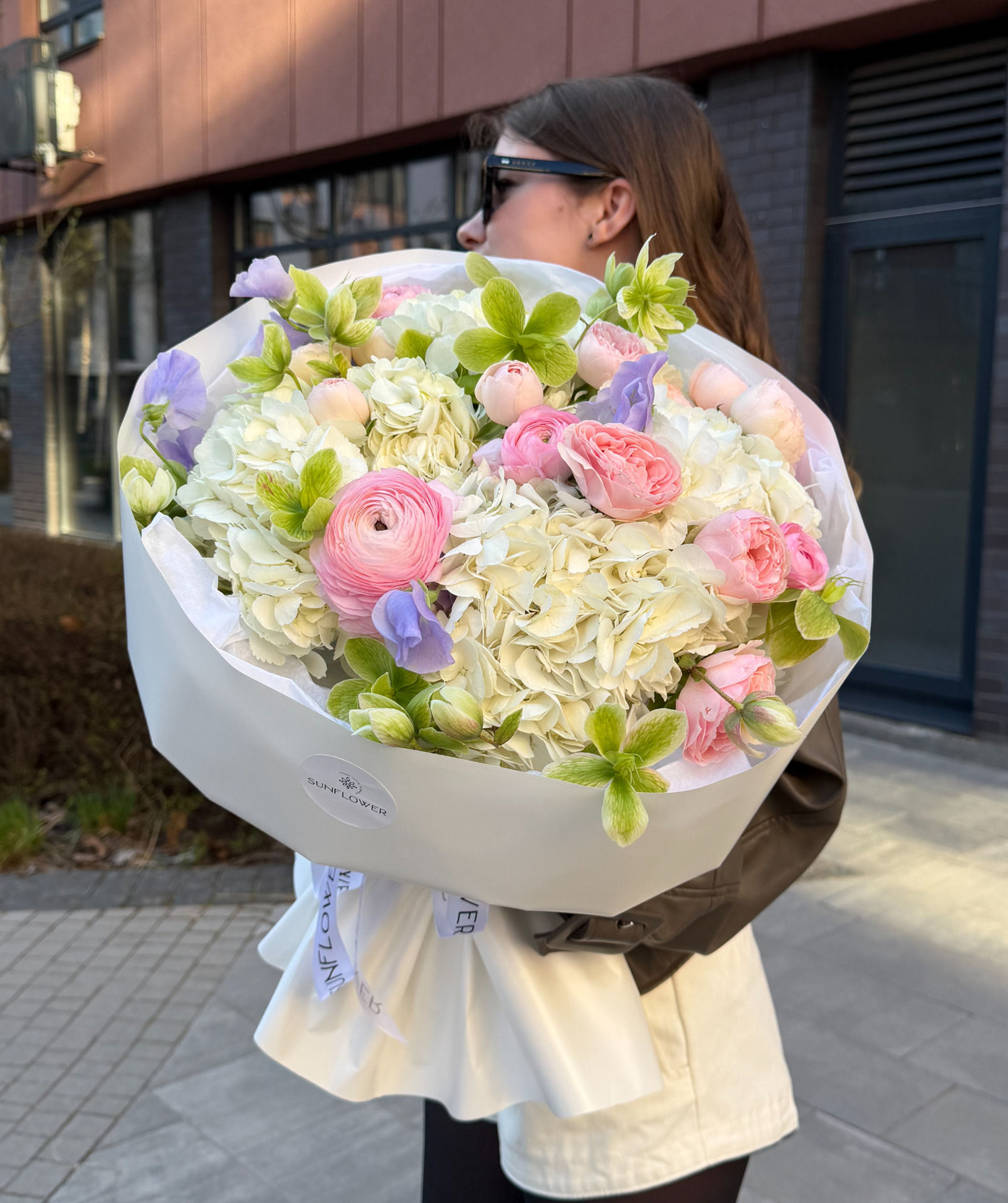 Delicate bouquet S with hellebore and white hydrangea