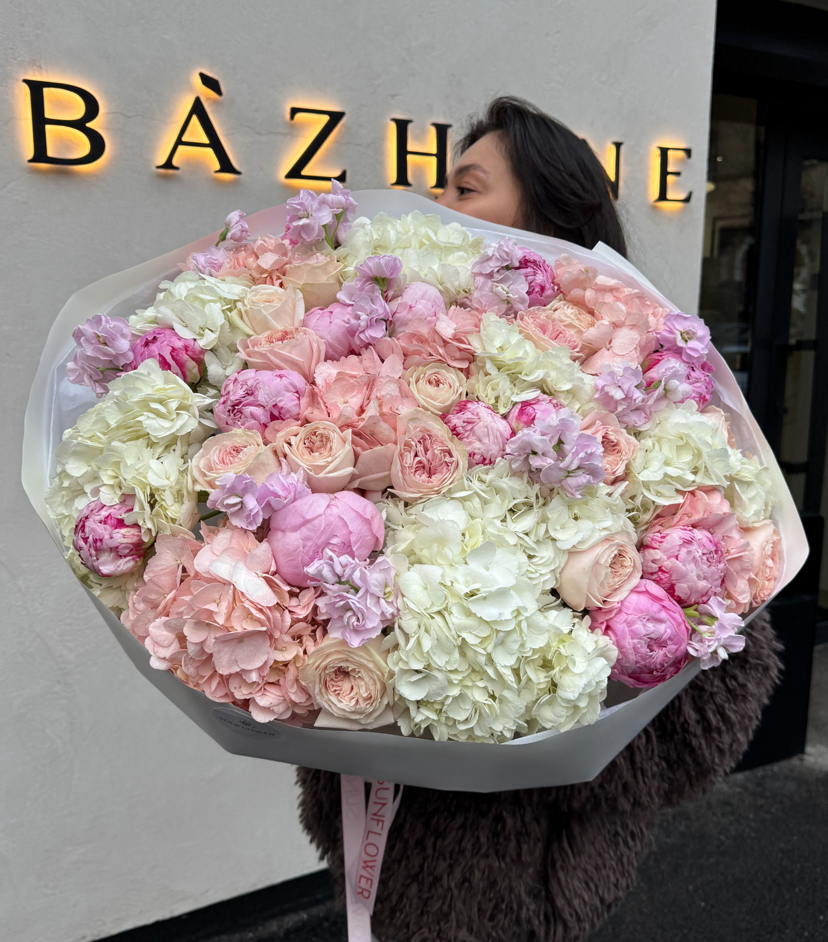 Bouquet L with peonies and mattiola