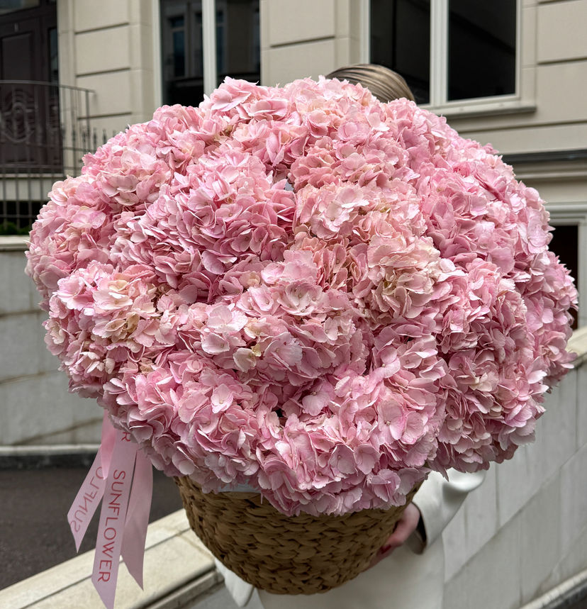 Basket of hydrangeas  21 pieces