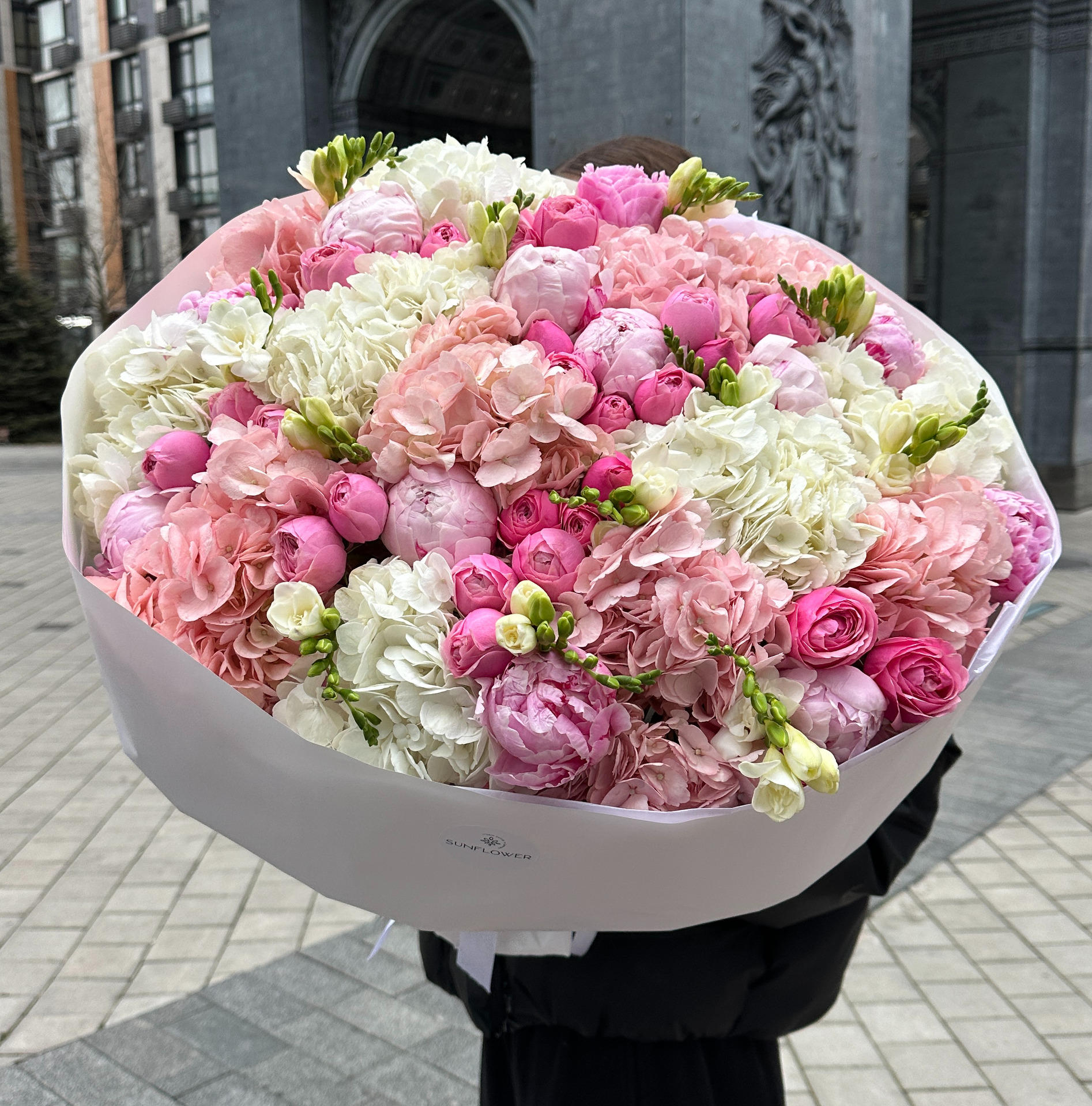 Bouquet L of pink hydrangeas and peonies