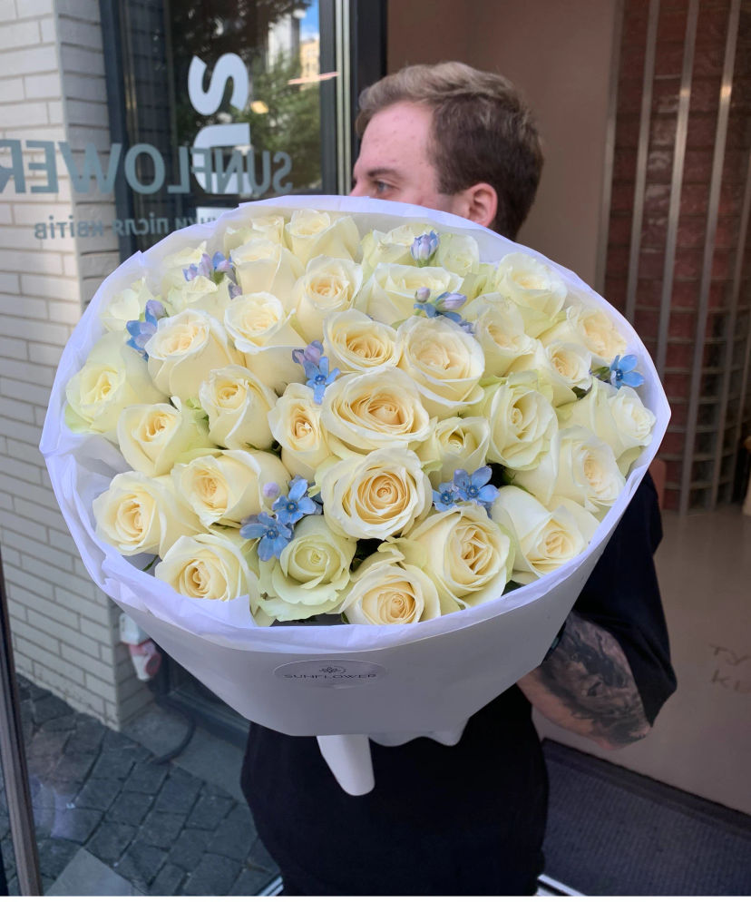 Bouquet of white roses and oxypetalum