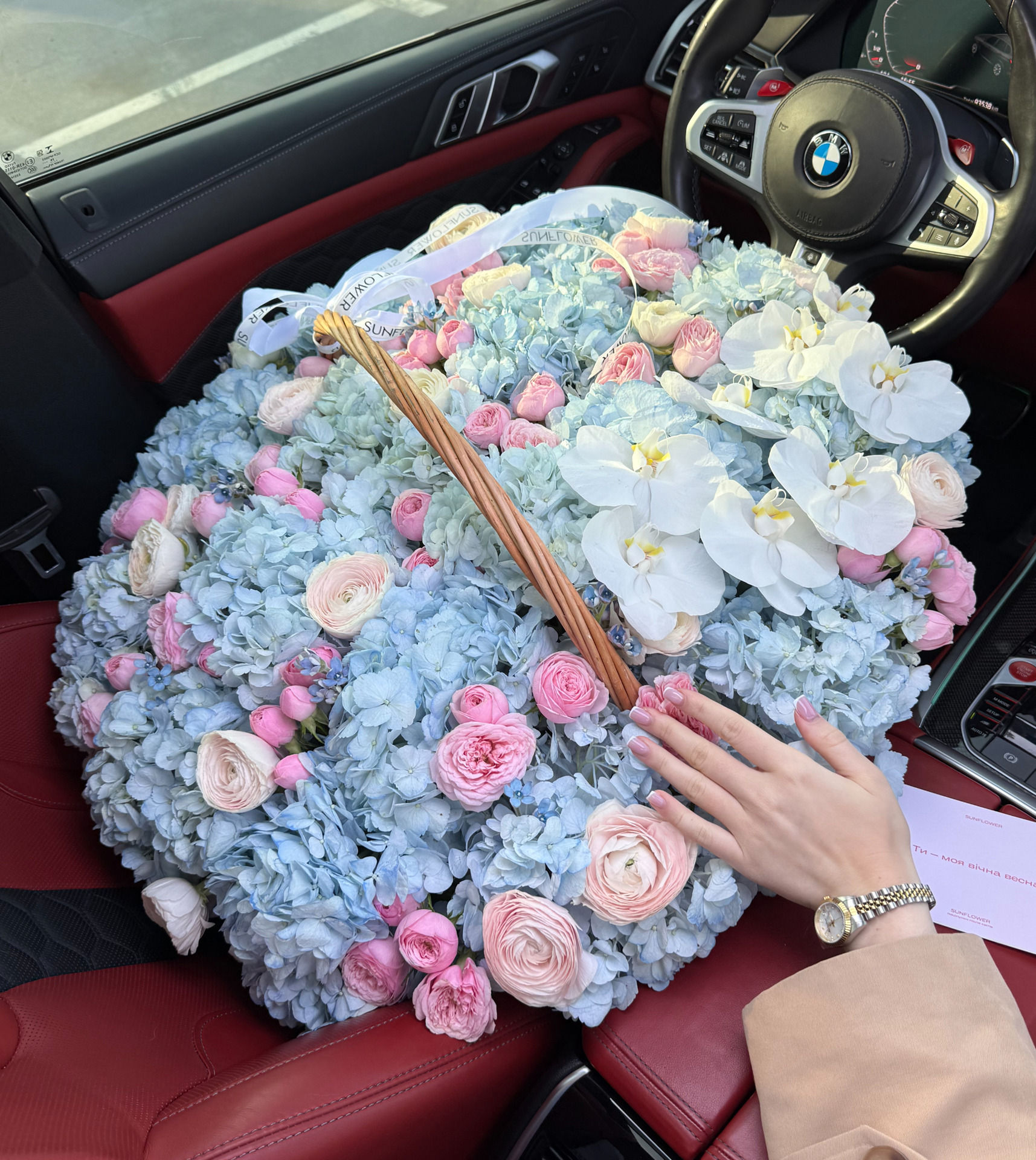 Basket S with blue hydrangeas and bush roses