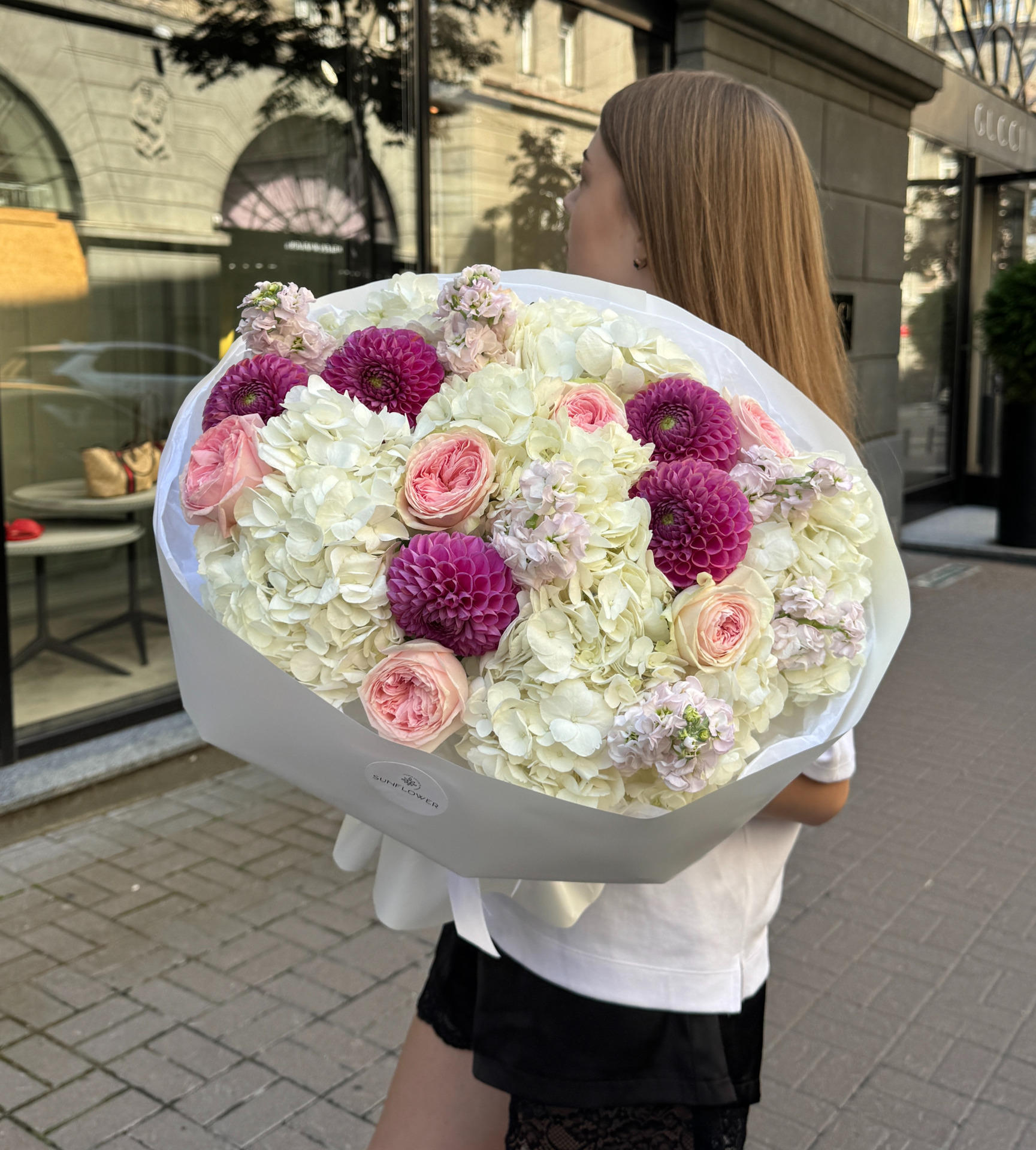 Букет з трояндами і жоржинами