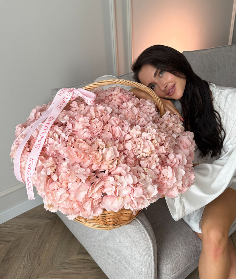 Luxurious basket of hydrangeas 21 pieces