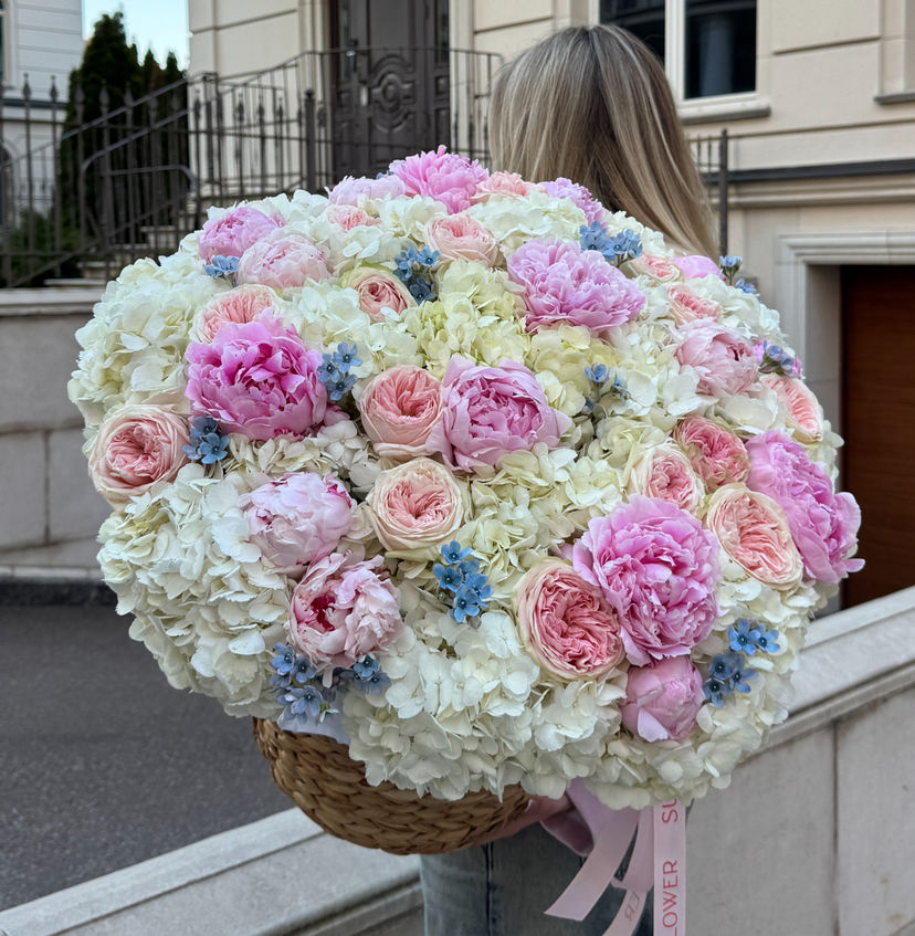 Basket M with peonies and white hydrangeas