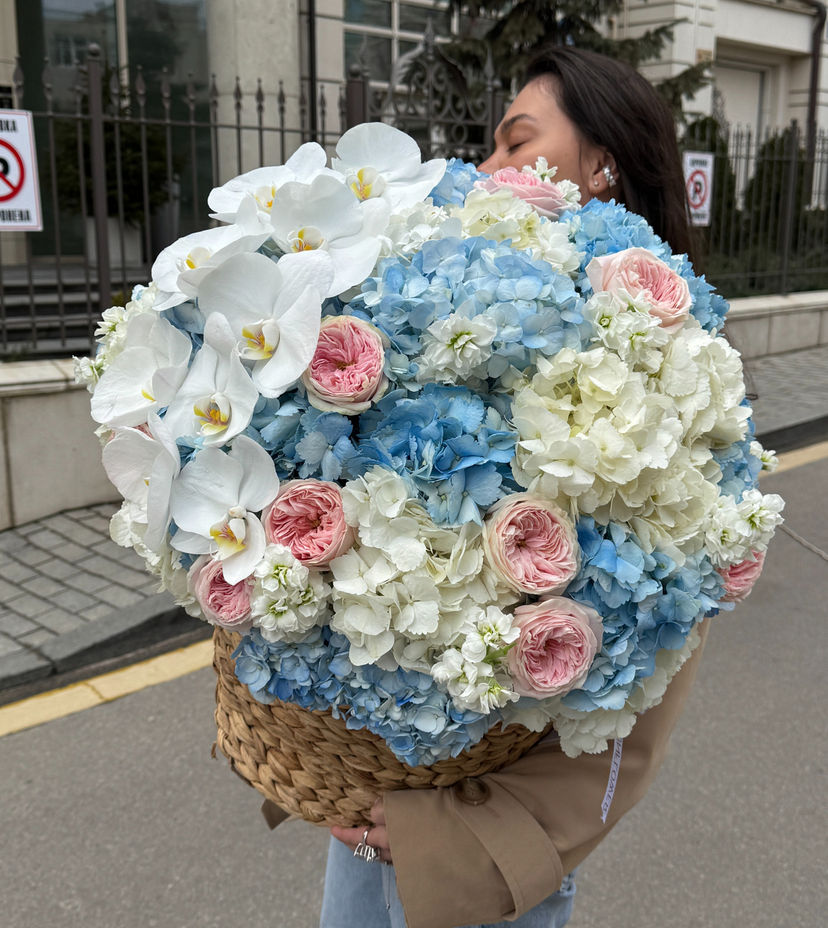 Basket M with a mix of hydrangeas, roses and orchids
