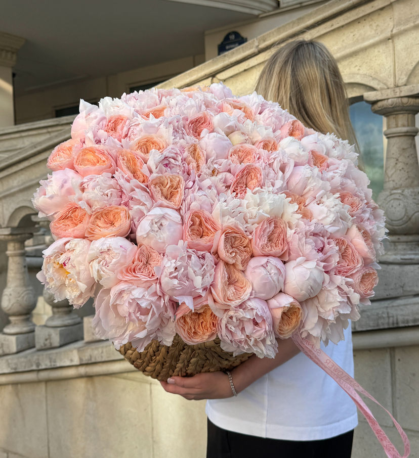 Basket M with delicate peonies and garden roses