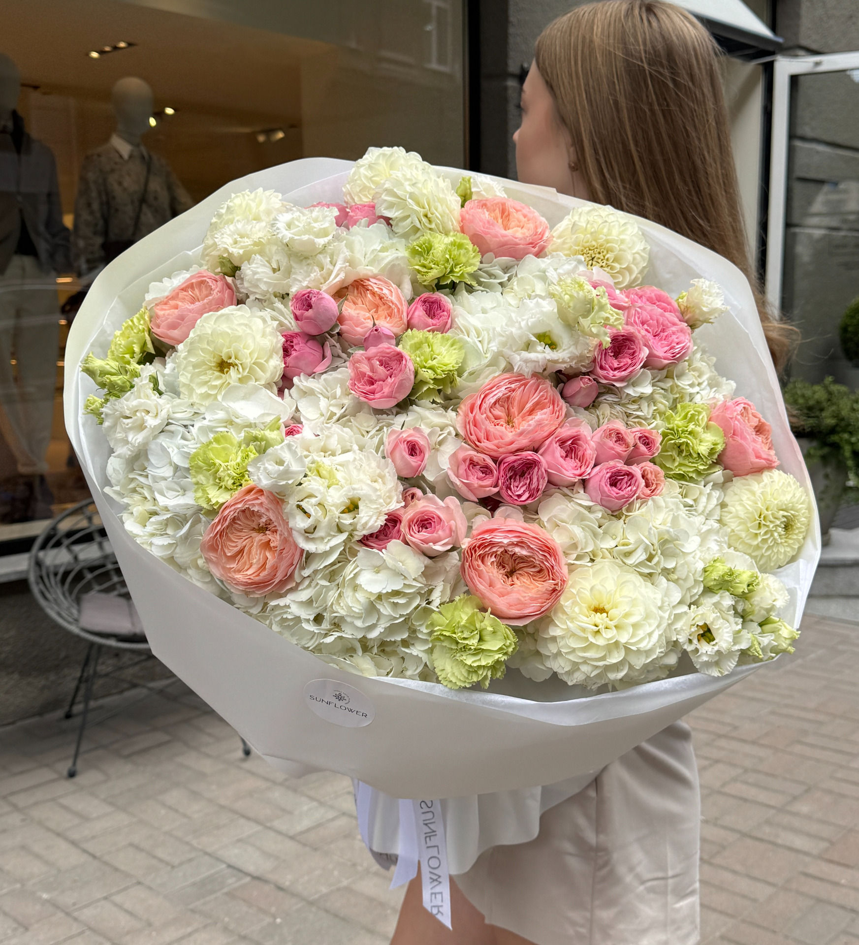 An exquisite bouquet in pastel shades