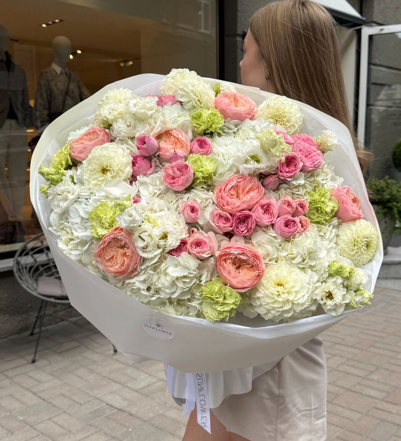 An exquisite bouquet in pastel shades