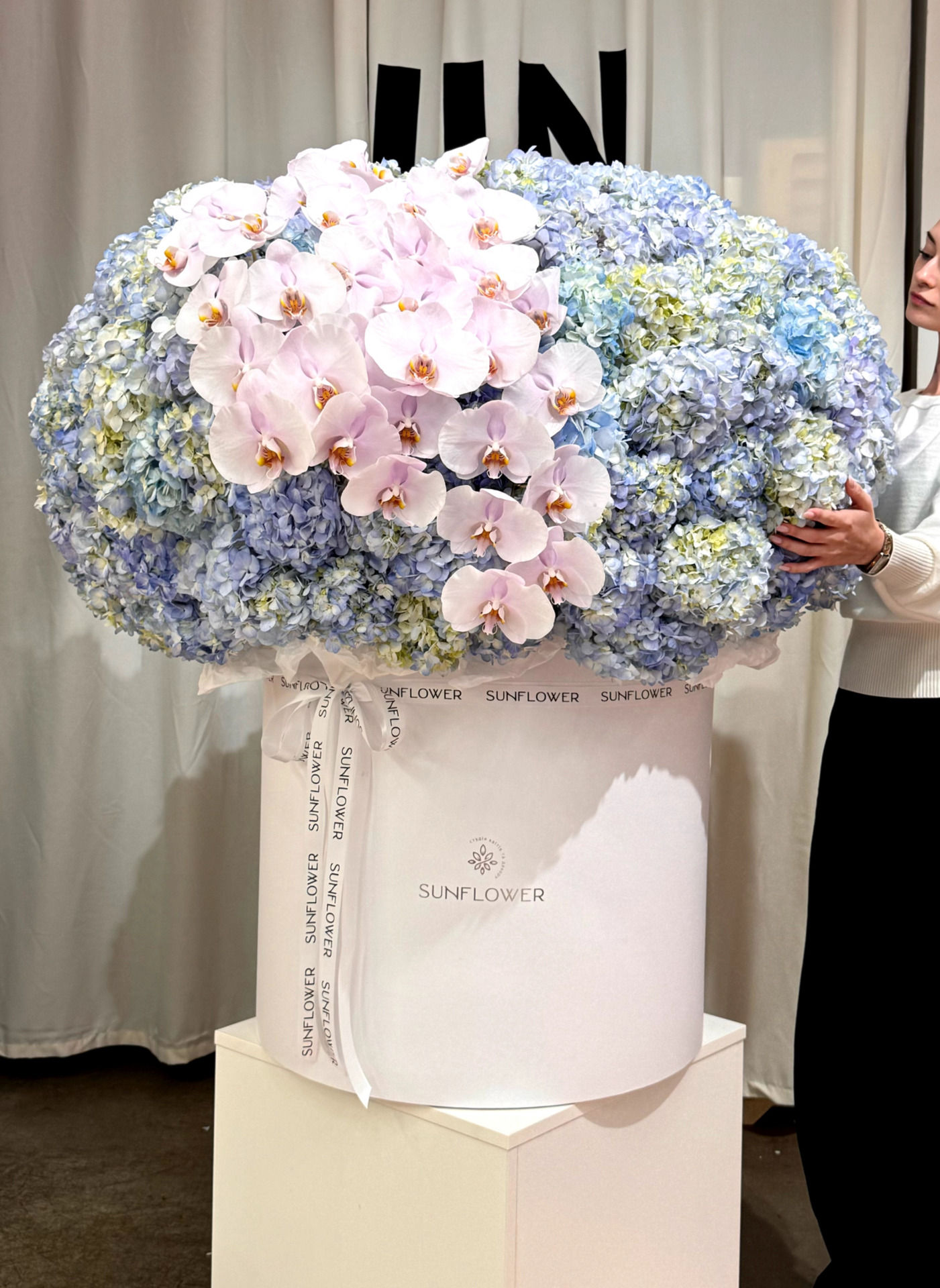 XXL Box “Milky Tenderness” | White Orchid & Rose Composition by SUNFLOWER