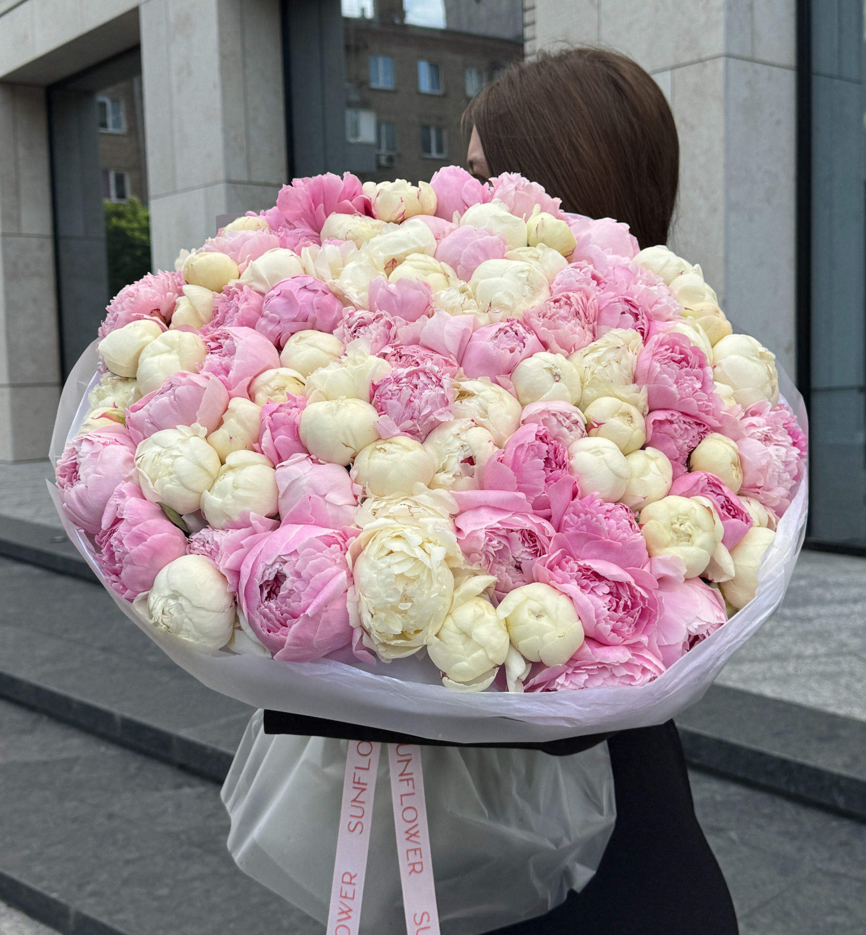 Bouquet L of white and pink peonies