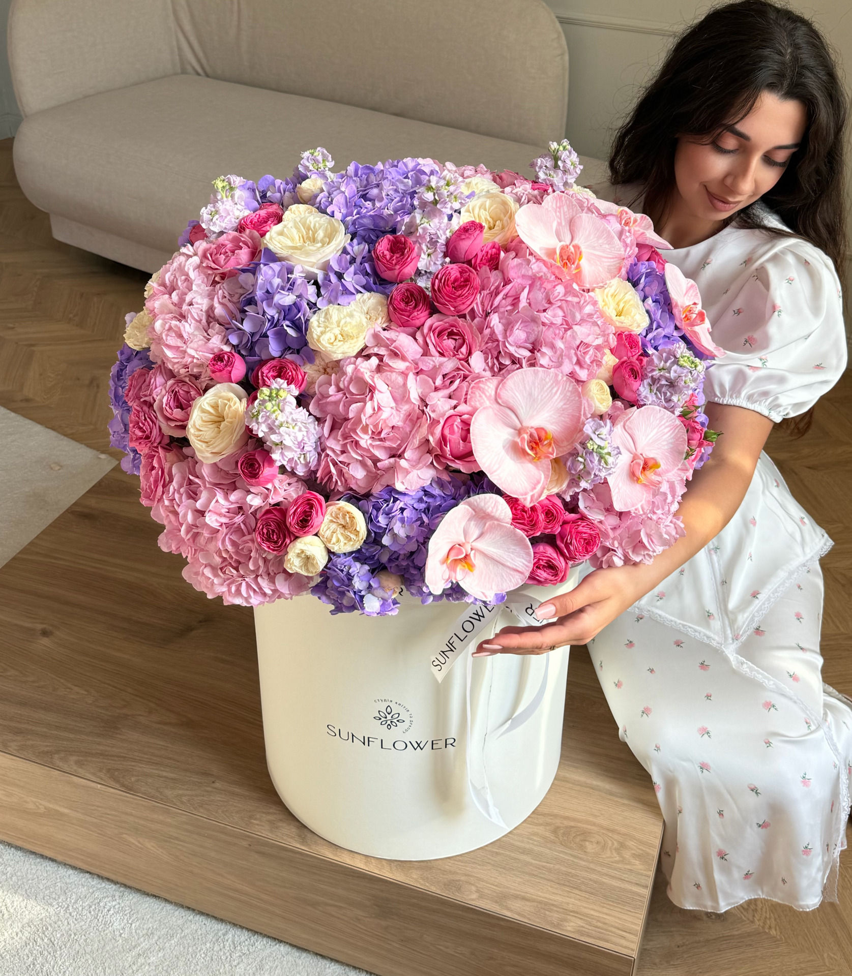 Size M gift box with hydrangeas and orchids